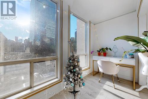 1105 - 25 Grenville Street, Toronto, ON - Indoor