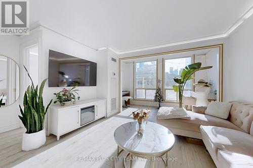 1105 - 25 Grenville Street, Toronto, ON - Indoor Photo Showing Living Room