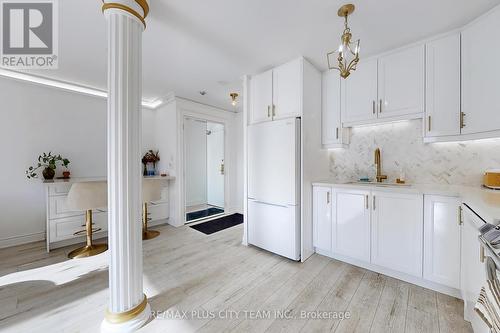 1105 - 25 Grenville Street, Toronto, ON - Indoor Photo Showing Kitchen