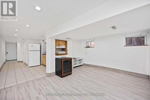 Bsmt - 124 Hallam Street, Toronto, ON - Indoor Photo Showing Kitchen