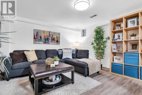 21 Farley Crescent, Toronto, ON - Indoor Photo Showing Living Room