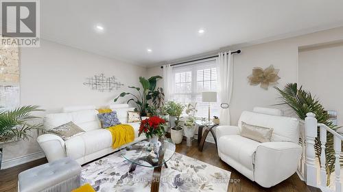 48 Bayview Drive, Grimsby, ON - Indoor Photo Showing Living Room