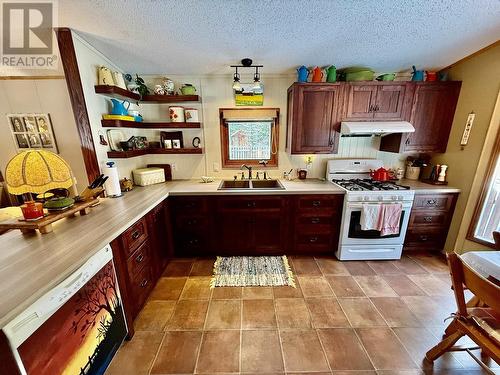 6221 Aalton Road, 100 Mile House, BC - Indoor Photo Showing Kitchen