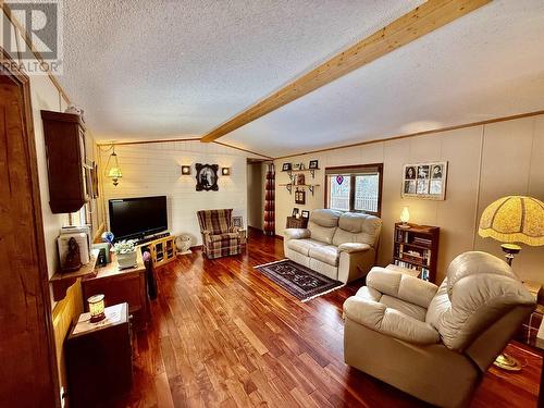 6221 Aalton Road, 100 Mile House, BC - Indoor Photo Showing Living Room