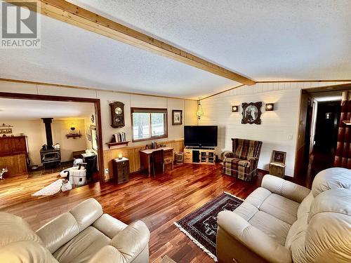 6221 Aalton Road, 100 Mile House, BC - Indoor Photo Showing Living Room