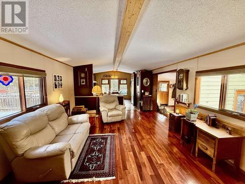 6221 Aalton Road, 100 Mile House, BC - Indoor Photo Showing Living Room