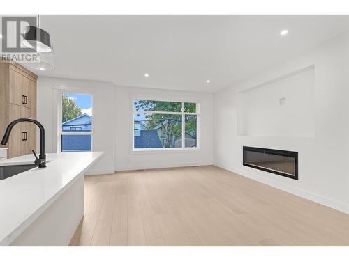 751 Fuller Avenue Unit# 1, Kelowna, BC - Indoor Photo Showing Living Room With Fireplace