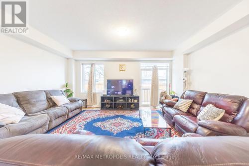 316 Okanagan Path, Oshawa, ON - Indoor Photo Showing Living Room