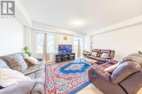 316 Okanagan Path, Oshawa, ON - Indoor Photo Showing Living Room