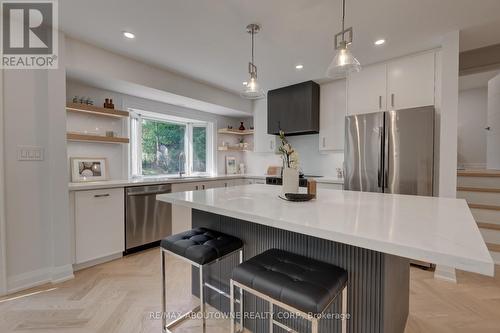 2435 Cyprus Avenue, Burlington, ON - Indoor Photo Showing Kitchen With Upgraded Kitchen