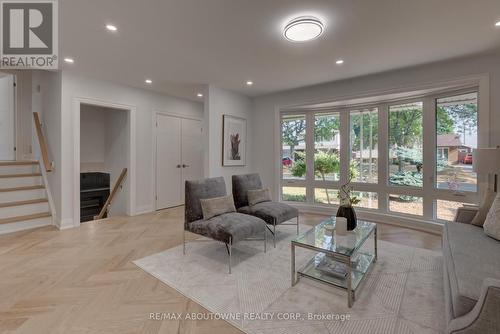 2435 Cyprus Avenue, Burlington, ON - Indoor Photo Showing Living Room