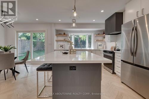 2435 Cyprus Avenue, Burlington, ON - Indoor Photo Showing Kitchen With Upgraded Kitchen