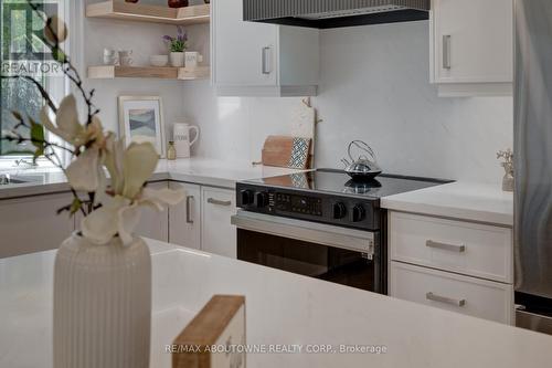 2435 Cyprus Avenue, Burlington, ON - Indoor Photo Showing Kitchen With Upgraded Kitchen