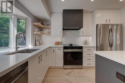 2435 Cyprus Avenue, Burlington, ON - Indoor Photo Showing Kitchen With Double Sink With Upgraded Kitchen