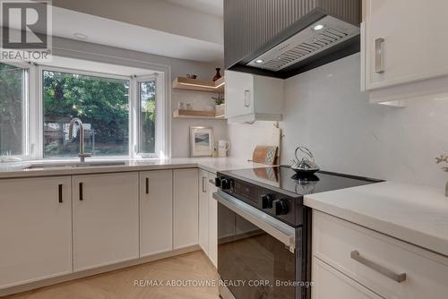 2435 Cyprus Avenue, Burlington, ON - Indoor Photo Showing Kitchen