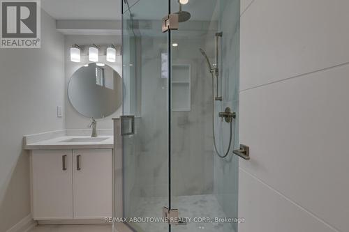 2435 Cyprus Avenue, Burlington, ON - Indoor Photo Showing Bathroom