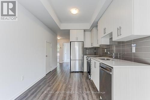 71 - 5 William Jackson Way, Toronto, ON - Indoor Photo Showing Kitchen With Double Sink