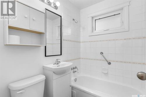 433 X Avenue N, Saskatoon, SK - Indoor Photo Showing Bathroom