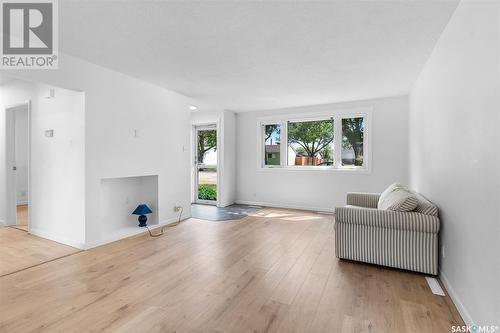 433 X Avenue N, Saskatoon, SK - Indoor Photo Showing Living Room