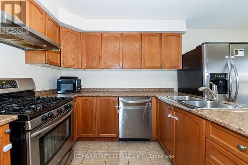 975 Kennedy Circle, Milton, ON - Indoor Photo Showing Kitchen With Double Sink