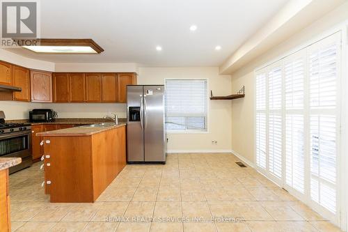 975 Kennedy Circle, Milton, ON - Indoor Photo Showing Kitchen