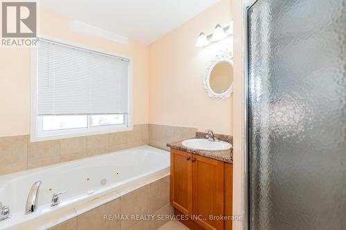 975 Kennedy Circle, Milton, ON - Indoor Photo Showing Bathroom