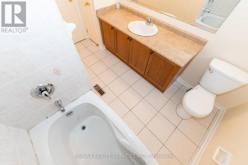 975 Kennedy Circle, Milton, ON - Indoor Photo Showing Bathroom