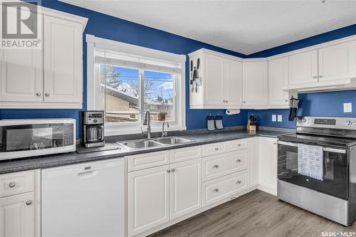 39 Coldwell Road, Regina, SK - Indoor Photo Showing Kitchen With Double Sink