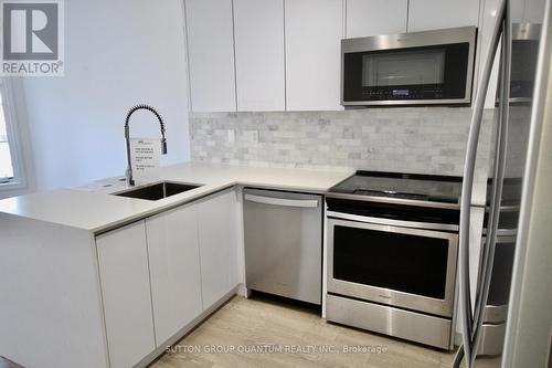 22 - 86 Preston Meadow Avenue, Mississauga, ON - Indoor Photo Showing Kitchen With Upgraded Kitchen