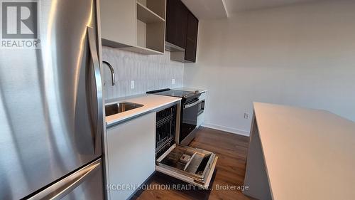 501 - 395 Dundas Street W, Oakville, ON - Indoor Photo Showing Kitchen With Stainless Steel Kitchen