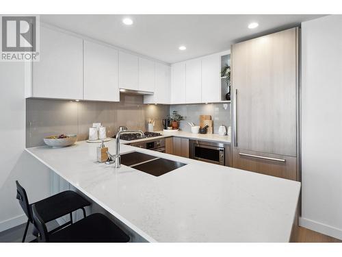 1806 618 Carnarvon Street, New Westminster, BC - Indoor Photo Showing Kitchen With Double Sink With Upgraded Kitchen