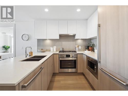 1806 618 Carnarvon Street, New Westminster, BC - Indoor Photo Showing Kitchen With Double Sink With Upgraded Kitchen