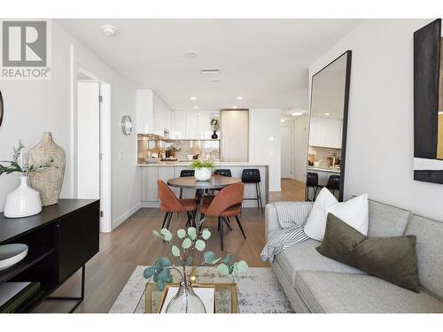 1806 618 Carnarvon Street, New Westminster, BC - Indoor Photo Showing Living Room