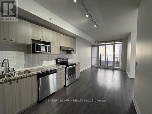 B720 - 99 South Town Centre, Markham, ON - Indoor Photo Showing Kitchen With Double Sink