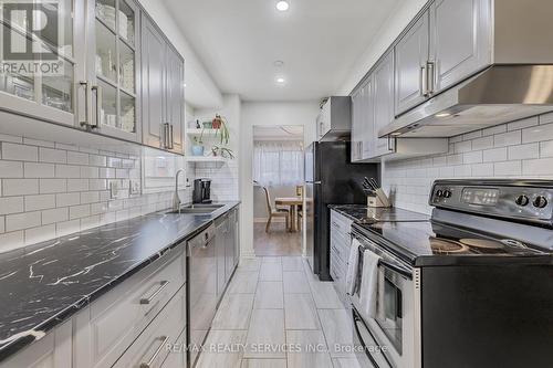 40 Crenshaw Court, Brampton, ON - Indoor Photo Showing Kitchen