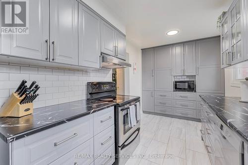 40 Crenshaw Court, Brampton, ON - Indoor Photo Showing Kitchen