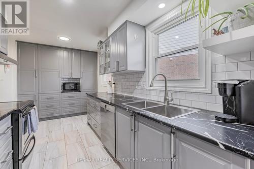 40 Crenshaw Court, Brampton, ON - Indoor Photo Showing Kitchen With Double Sink With Upgraded Kitchen