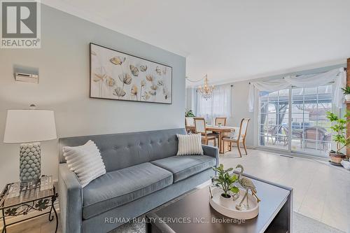 40 Crenshaw Court, Brampton, ON - Indoor Photo Showing Living Room