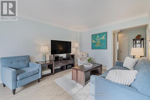 40 Crenshaw Court, Brampton, ON - Indoor Photo Showing Living Room