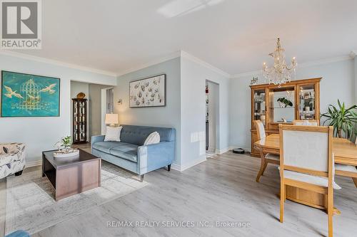 40 Crenshaw Court, Brampton, ON - Indoor Photo Showing Living Room