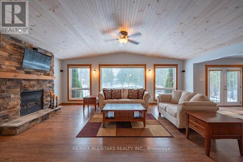 120 Echo Bay Road, Kawartha Lakes (Bobcaygeon), ON - Indoor Photo Showing Living Room With Fireplace