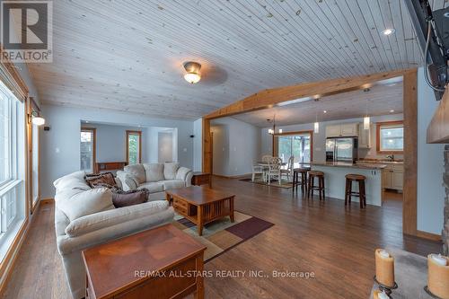 120 Echo Bay Road, Kawartha Lakes (Bobcaygeon), ON - Indoor Photo Showing Living Room