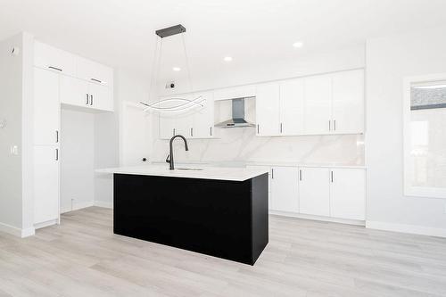 820 Turnberry Cove, Niverville, MB - Indoor Photo Showing Kitchen