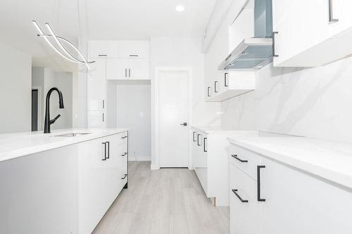 820 Turnberry Cove, Niverville, MB - Indoor Photo Showing Kitchen