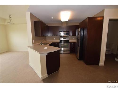 208 457 9Th Street, Brandon, MB - Indoor Photo Showing Kitchen