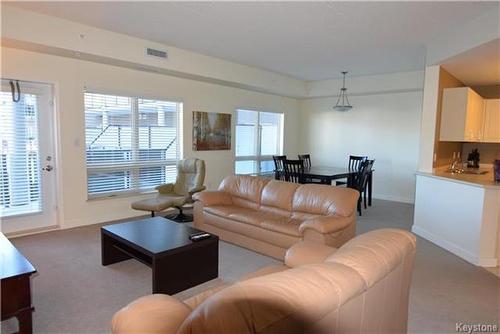 208 457 9Th Street, Brandon, MB - Indoor Photo Showing Living Room