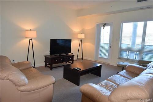 208 457 9Th Street, Brandon, MB - Indoor Photo Showing Living Room