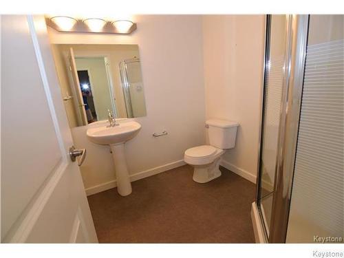 208 457 9Th Street, Brandon, MB - Indoor Photo Showing Bathroom