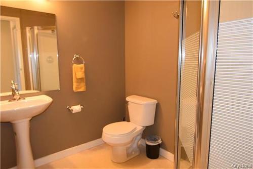 208 457 9Th Street, Brandon, MB - Indoor Photo Showing Bathroom