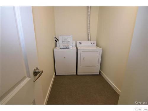 208 457 9Th Street, Brandon, MB - Indoor Photo Showing Laundry Room